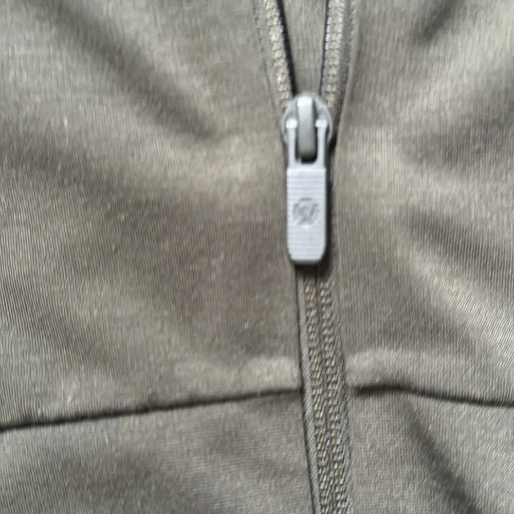 🍍LULULEMON FULL ZIP 🍍SZ 4🍍PIT TO PIT 20”🍍LENGTH 19”🍍AK